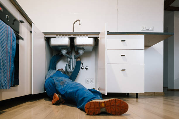 Professional Emergency Plumber technician working in Boling, TX